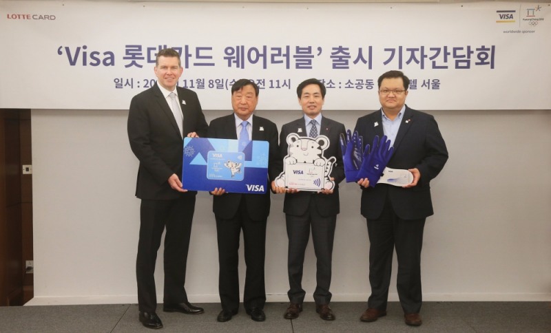 △(왼쪽부터) 이안 제이미슨 비자코리아 사장, 이희범 2018 평창 동계올림픽대회·동계패럴림픽대회 조직위원장, 김창권 롯데카드 대표이사, 김대수 롯데백화점 마케팅부문장이 2018 평창 동계올림픽대회를 기념하여 출시된 ‘Visa 롯데카드 웨어러블’ 이미지 판넬을 들고 기념 촬영하고 있다./사진=비자코리아