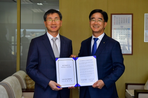 표정수 농업공공금융부문 부행장(사진 오른쪽)과 김형호 대중소기업농어업협력재단 사무총장(왼쪽)이 업무협약서를 들고 기념촬영을 하고 있다. / 사진제공= 농협은행