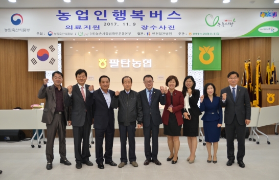 사진 우측 첫 번째 홍경래 화성시지부장, 우측 다섯 번째 한기열 경기 본부장, 다음 나종석 팔탄농협 조합장.