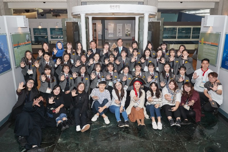 9일 오전 서울 중구 남대문로 한국은행 화폐박물관에서 열린 한국은행-은행연합회 금융빅게임 공동개최 행사에서 참석자들이 기념촬영을 하고 있다./사진=한국은행 제공