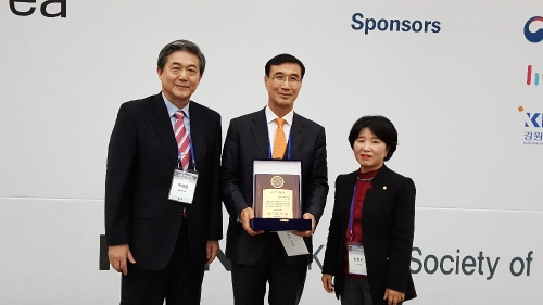 (좌측부터) 지난 9일 경주 화백컨벤션센터에서 열린 '제 17회 오뚜기 학술상 시상식'에서 차용준 한국식품영양과학회장, 오덕환 강원대학교 식품생명공학과 교수, 김현위 오뚜기 연구소장이 기념촬영을 하고 있다. 오뚜기 제공