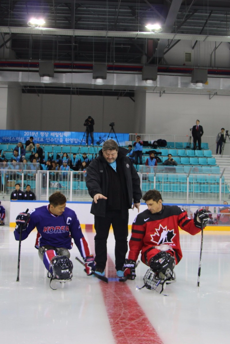 △AIG손해보험 스티븐 바넷 사장이 장애인 아이스 하키 국가대표팀 연습경기에서 퍽드롭을 시구하고 있다./ 사진제공=AIG손보