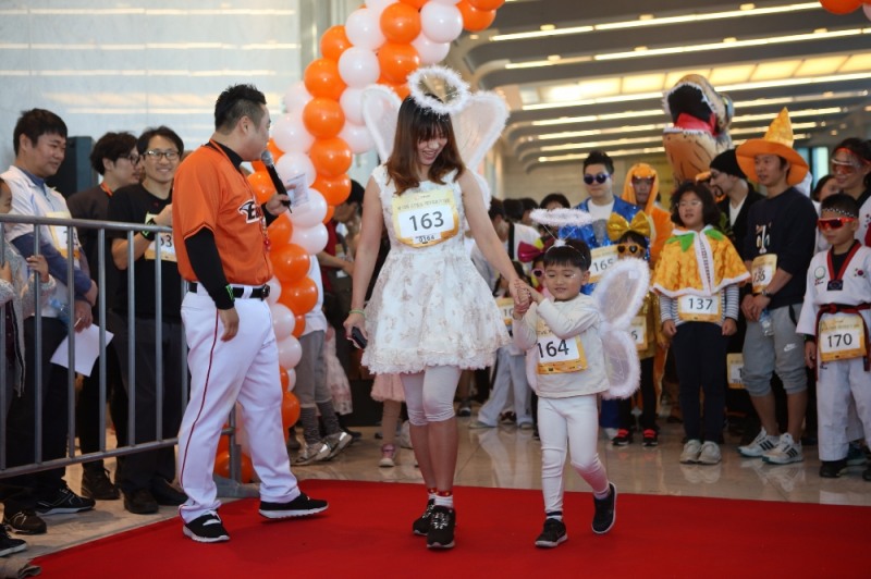 △이색복장 부문에 참여한 엄마와 아들이 천사복장을 입고 환한 미소를 띠며 출발하고 있다./ 사진제공=한화생명