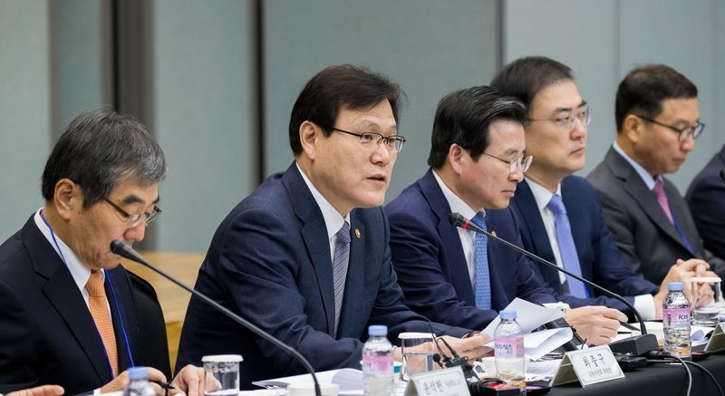 최종구 금융위원장(왼쪽 두번째)/자료=금융위원회