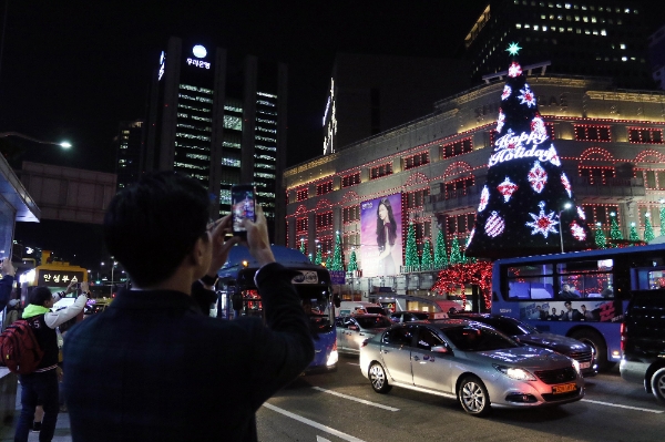 신세계백화점 본점 구경 중인 중국인 관광객 모습. 신세계백화점 제공