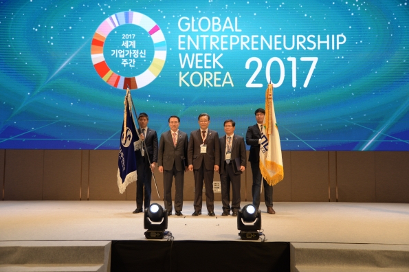 신한금융그룹은 13일 오전 서울 드래곤시티에서 열린 '제5회 대한민국 사랑받는기업 정부포상' 시상식에서 대통령 표창을 수상했다. 이날 시상식에서 신한금융그룹 조용병 회장(사진 왼쪽에서 두번째)과 중소벤처기업부 최규수 차관(사진 가운데), 현대엔지니어링 이호일 우즈벡지사(사진 왼쪽에서 네번째). / 사진제공= 신한금융지주