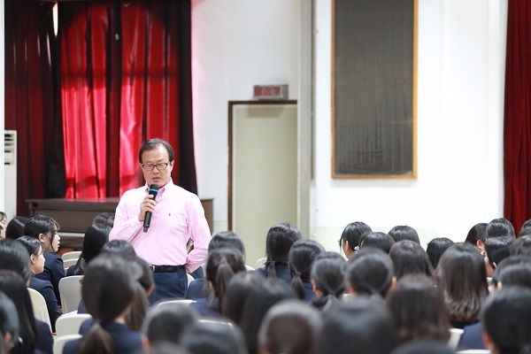 △이순우 회장이 1사1교 결연학교인 동구마케팅고등학교에서 강연을 진행하고 있다./사진=저축은행중앙회