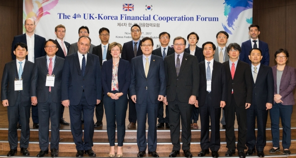 금융위원회와 금융감독원은 14일 서울 중구 은행회관에서 영국 재무부, 금융행위 감독청(FCA)과 함께 제4차 한-영 금융협력 포럼을 개최했다. 최종구 금융위원장(왼쪽에서 다섯번째), 캐서린 브래딕 영국 재무부 차관보(왼쪽에서 네번째), 앤드류 베일리 영국 금융행위감독청(FCA) 청장(왼쪽에서 세번째), 찰스 헤이 주한영국대사(오른쪽에서 다섯번째)를 비롯한 참석자들이 기념촬영을 하고 있다. / 사진제공= 금융위