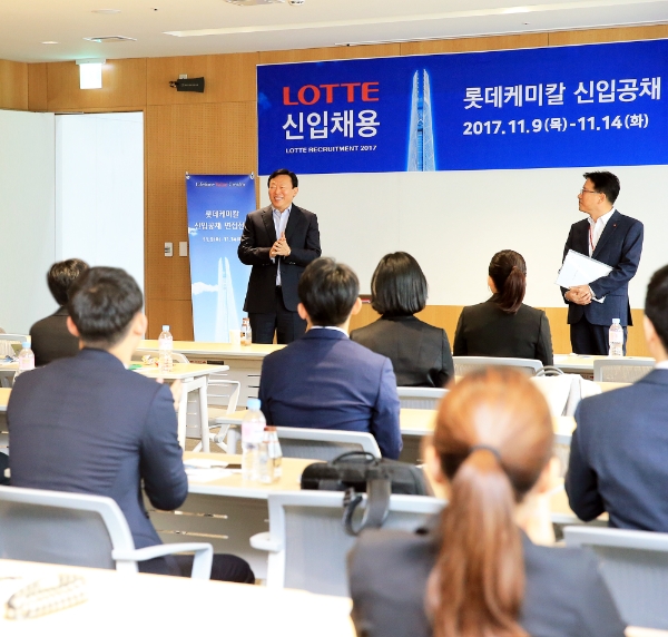 지난 13일 신동빈 롯데그룹 회장이 잠실 롯데월드타워에서 진행된 롯데케미칼 신입공채 면접장을 찾아 지원자들을 격려하고 있다. 롯데그룹 제공