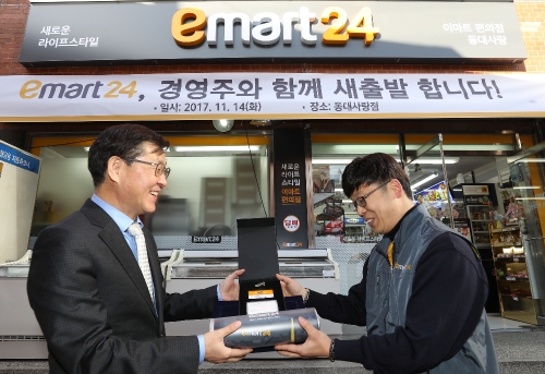 14일 이마트24 동대사랑점에서 김성영 이마트24 대표이사(좌)가 동대사랑점주에게 기프트박스 및 점주 자녀 장학금을 전달하고 있다. 이마트24 제공