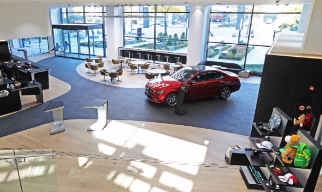 메르세데스-벤츠 청담 전시장 1층 ‘메르세데스 카페’. 사진=메르세데스-벤츠 코리아.