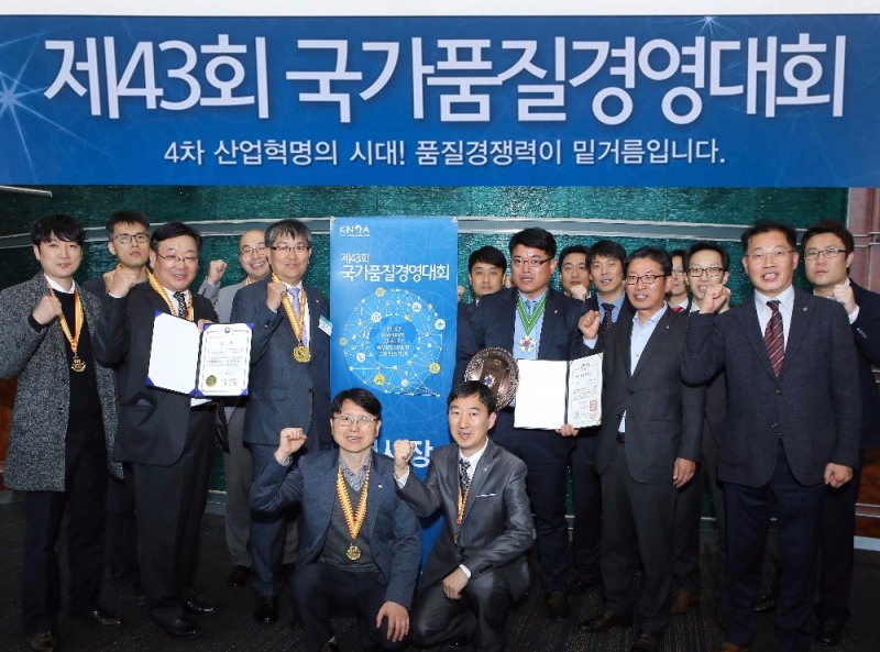 △DB손해보험 자동차상품파트 품질분임조와 경영혁신파트 임직원들이 기념촬영을 하고 있다./ 사진제공=DB손해보험