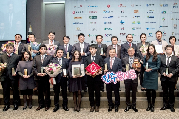 지난 15일 서울 중구 한국프레스센터에서 열린 ‘제10회 대한민국 인터넷소통대상·소셜미디어대상’에서 롯데그룹 소셜미디어 담당자들(가운데)이 타 수상기관 및 기업 담당자들과 기념촬을 하고 있다. 롯데그룹 제공