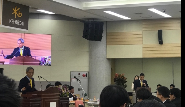 20일 오전 10시 여의도 국민은행 본점서 열린 KB금융그룹 임시주주총회에서 안건으로 상정된 ‘윤종규 KB금융지주 회장 재선임안’이 가결됐다.
