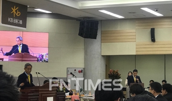 20일 오전 10시 여의도 국민은행 본점서 열린 KB금융그룹 임시주주총회에서 안건으로 상정된 ‘윤종규 KB금융지주 회장 재선임안’이 가결됐다.