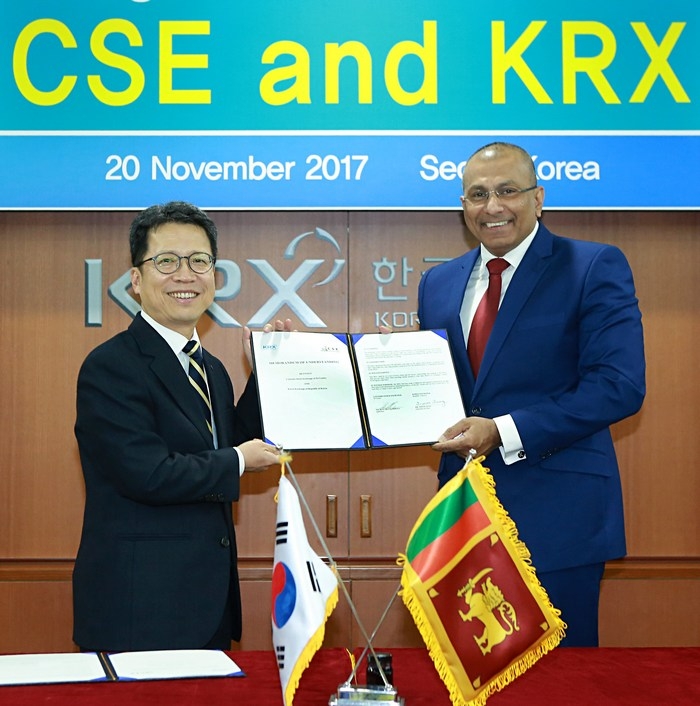한국거래소는 20일 스리랑카 콜롬보증권거래소(CSE)와 자본시장 발전에 관한 상호협력 양해각서(MOU)를 체결했다. 양해각서 체결 후 기념촬영 현장. 정지원 한국거래소 이사장(사진 왼쪽), 레이 아베이와테나 스리랑카 콜롬보거래소 이사장/자료=한국거래소