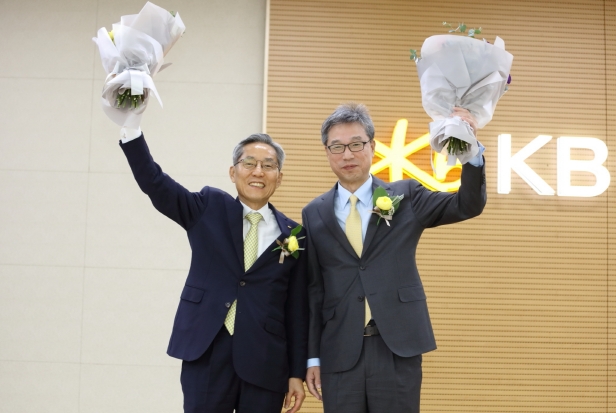 지난달 21일 열린 허인 행장 취임식에서 기념촬영을 하고 있는 윤종규 KB금융지주 회장과 허인 KB국민은행장./ 사진=KB국민은행