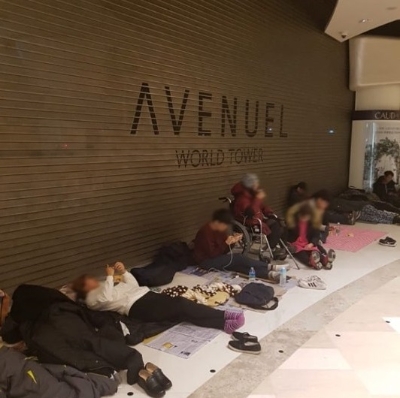 22일 새벽 1시경 서울 롯데백화점 잠실점 에비뉴엘 매장 앞에서 '평창 롱패딩'을 구매하기 위해 대기자들이 노숙을 하고 있는 모습. 독자제공