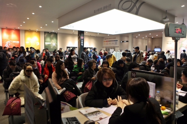 지난달 17일 문을 연 '힐스테이트 클래시안' 견본주택에 실수요자들이 몰렸다. 사진=현대건설.