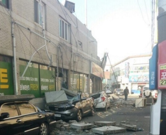 △포항 지진으로 인해 파괴된 건물과 자동차들 / 사진=인터넷 커뮤니티