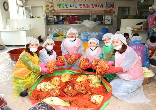 △ABL생명이 보육원 아이들을 위한 사랑의 김장 봉사활동을 펼쳤다. 사진 제공= ABL생명