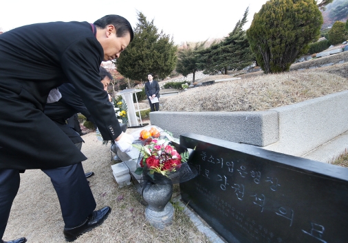 IBK기업은행은 25일 경기 분당 메모리얼파크에서 김도진 은행장과 임직원 40여명이 고인의 유족을 모시고 故 강권석 은행장의 10주기 추모식을 열었다. 사진은 김도진 은행장이 묘소에 헌화하고 있는 모습. / 사진제공= 기업은행