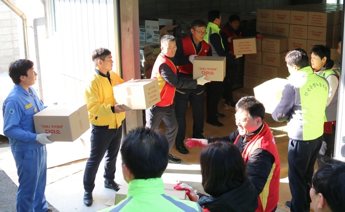 우정사업본부(본부장 강성주)와 전국우정노동조합(위원장 김명환)은 지난 24일 지진으로 피해를 입은 포항지역을 찾아 노사합동 봉사활동을 진행했다.