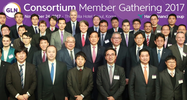 김정태 하나금융그룹 회장(두 번째줄 왼쪽에서 다섯 번째)이 지난 24일 오후 서울 신라호텔에서 글로벌 통합 디지털 자산 플랫폼 구축을 위한 글로벌 로열티 네트워크(Global Loyalty Network, 이하 ‘GLN’) 컨소시엄을 개최하고 기념사진 촬영을 하고 있다. 두번째줄 왼쪽부터 빅터 러시아 스파시보(Spasibo) IT 프로젝트 부장, 제임스 덩 IBM 아시아퍼시픽 부사장, 함영주 KEB하나은행장, 야마다 일본 미즈호은행 상무, 김정태 하나금융그룹 회장, 올리버 샹 대만 타이신금융그룹 리테일 그룹장, 김병호 하나금융그룹 부회장, 이타니 일본 미쓰이스미토모신탁은행 상무, 데이비드 영국 콜린슨 그룹(Collinson Group) 이사​. / 사진제공= 하나금융