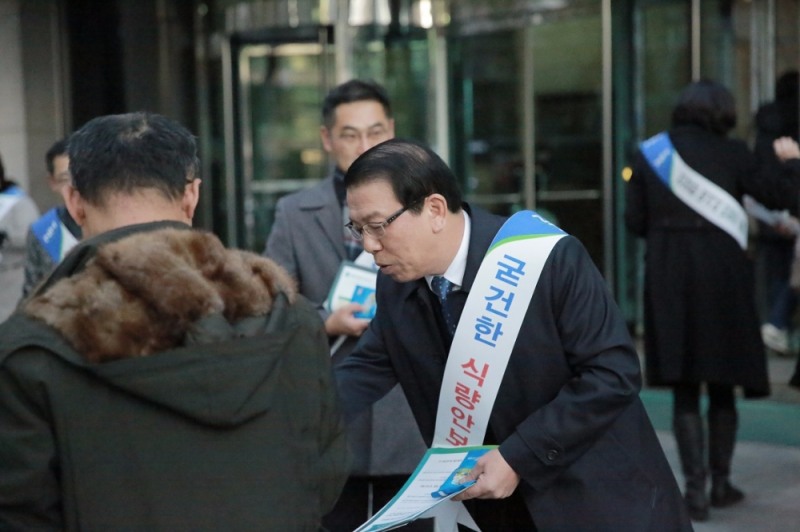 △'농협가치 헌법 반영 서명운동' 가두 캠페인에 나선 서기봉 NH농협생명 사장