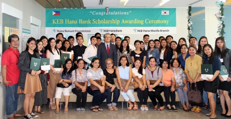 지난 13일 필리핀 마닐라에서 개최된 '2017 KEB Hana장학금 수여식'에서 윤종웅 하나금융나눔재단 상근이사(두번째 줄 가운데)가 KEB Hana 장학생들과 함께 기념촬영을 하고 있다. / 사진제공= KEB하나은행