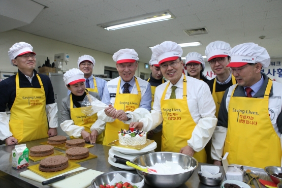 은행연합회는 28일 은행권을 대표해서 '은행사랑나눔네트워크' 성금 7억원을 대한적십자사에 전달했다. 하영구 은행연합회장(가운데 오른쪽)과 박경서 대한적십자사 회장(왼쪽)이 서울 종로구 대한적십자사 중앙희망나눔봉사센터에서 열린 ‘사랑의 제빵 봉사활동’에 참여해 소외계층에 전달할 케잌을 만들고 있다. /사진제공= 은행연합회