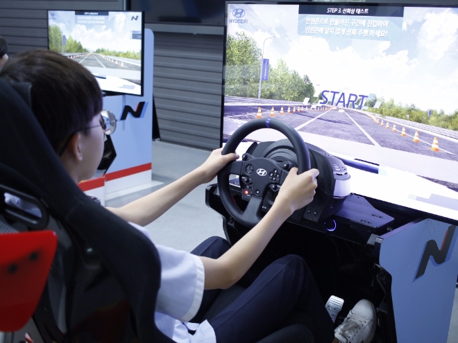 현장체험학습으로 한국잡월드 현대자동차관을 방문한 학생들이 자동차 시뮬레이터 체험을 하고 있는 모습. 사진=현대자동차.