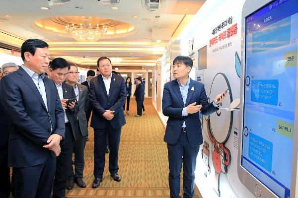 지난 28일 신동빈 롯데그룹 회장이(맨 좌측) 롯데 디자인 전시회 내 롯데카드 부스에 들러 관계자의 설명을 듣고 있다. 롯데그룹 제공