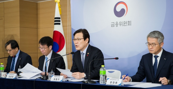 금융위원회는 29일 정부서울청사 합동브리핑실에서 서민금융진흥원, 한국자산관리공사, 금융감독원과 합동으로 장기소액연체자 지원대책을 발표했다. 최종구 금융위원장이 발표를 하고 있다. / 사진제공= 금융위