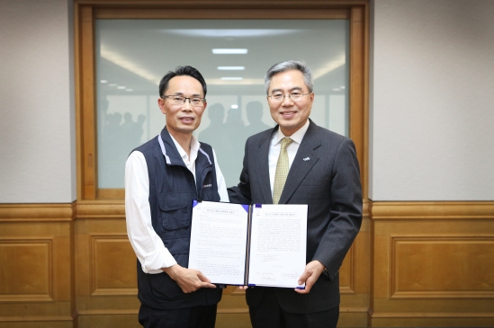 하영구 금융산업사용자협의회장(오른쪽)과 허권 전국금융산업노동조합(금융노조) 위원장. / 사진제공= 은행연합회