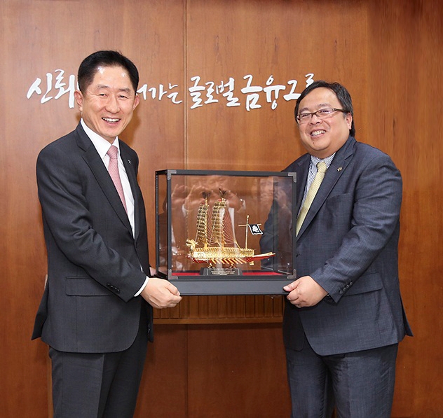 이진국 하나금융투자 사장(왼쪽)이 밤방 브로조누고로 인도네시아 국가개발기획부 장관과 면담을 가진 뒤 기념선물을 전달하고 있다. 〈자료제공:하나금융투자〉