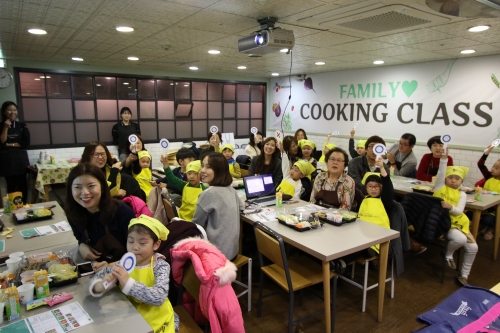 임직원 자녀 초청행사 '패밀리 쿠킹 클래스. CJ프레시웨이 제공