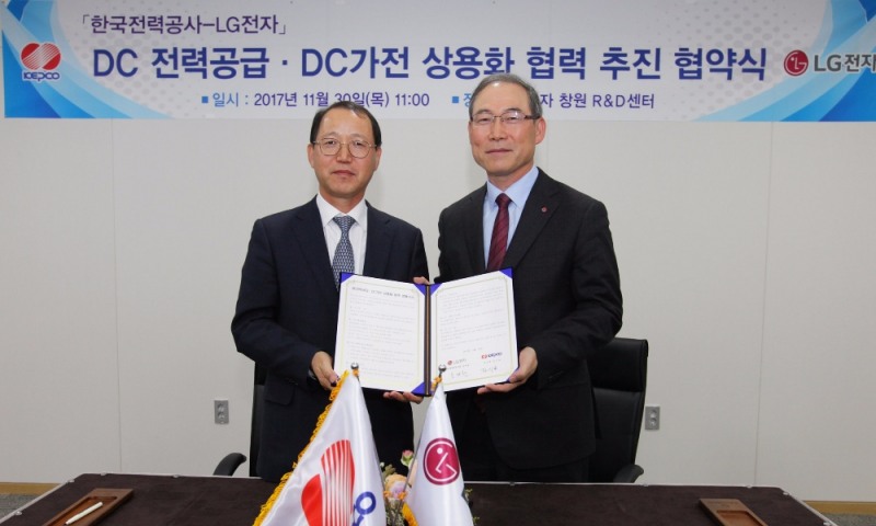 △LG전자와 한국전력공사가 30일 경상남도 창원시 LG전자 창원R&D센터에서 김시호 한국전력공사 부사장(왼쪽), 송대현 LG전자 H&A사업본부장(사장)이 참석한 가운데 ‘DC전력 공급 및 DC가전 상용화 협력’을 위한 업무 협약을 체결했다