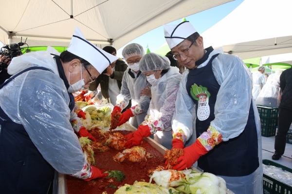 LH는 1일 본사 종합운동장에서 '대규모 김장한마당 행사'를 실시했다. 사진=LH.