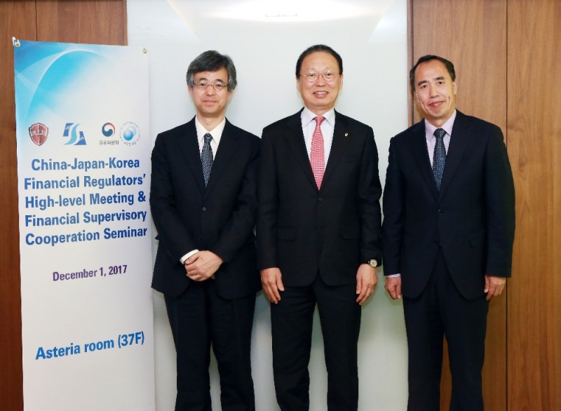 △(왼쪽부터) 히미노 료조 일본 금융청 금융국제심의관, 최흥식 금융감독원장, 왕 자오싱 중국 은행업감독관리위원회 부주석이 '한중일 고위급 회의 및 금융감독협력 세미나'에 참석하고 있다./사진=금융감독원