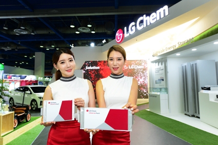 ▲ LG화학이 국제 전기자동차 엑스포에 참석해 순수전기자동차(EV) 배터리 등 다양한 전기자동차 배터리 제품을 선보였다. 사진 = LG화학