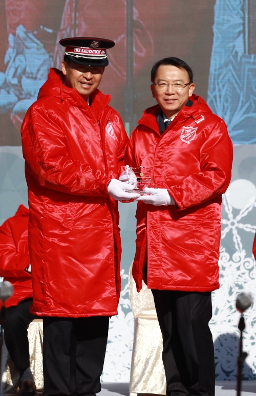 지난 1일 오성엽 롯데지주 커뮤니케이션실장(우측)이 광화문광장에서 진행된 구세군 자선냄비 시종식에서 김필수 한국구세군 사령관으로부터 감사패를 전달 받고 있다.롯데그룹 제공