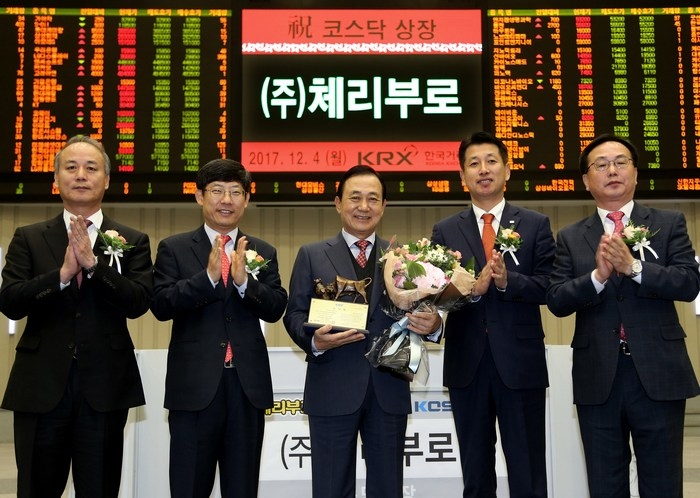 한국거래소 코스닥시장본부는 4일 오전 거래소 서울사옥 홍보관에서 닭고기 전문 육계계열화기업인 체리부로의 코스닥시장 신규상장기념식을 개최했다. (왼쪽부터)최규준 한국IR협의회 부회장, 정운수 한국거래소 코스닥시장본부장 직무대행, 김인식 체리부로 대표이사, 김상태 미래에셋대우 부사장, 송윤진 코스닥협회 부회장/자료=한국거래소