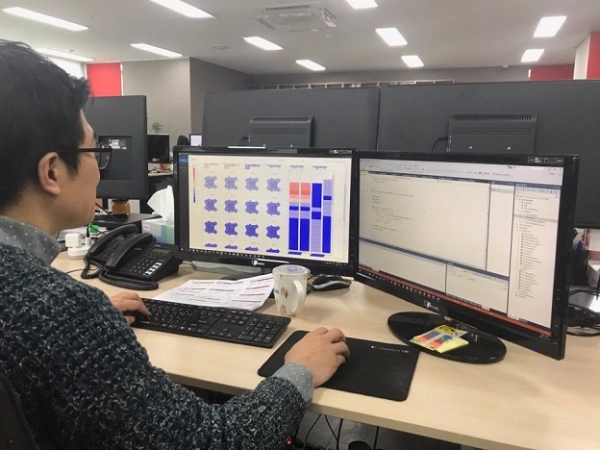 포스코건설 직원들이 '빔 기반 초고층 연돌효과 해석 시스템'으로 초고층 빌딩에서 발생하는 연돌효과가 건물에 미치는 영향을 분석하고 있다. 사진=포스코건설.