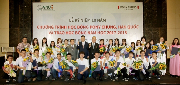 김철수 포니정재단 이사장(사진 왼쪽 9번째)이 지난달 30일 하노이 메리어트호텔에서 열린 포니정재단 하노이국립대 지원 10주년 기념행사에 참석했다. 사진=현대산업개발.