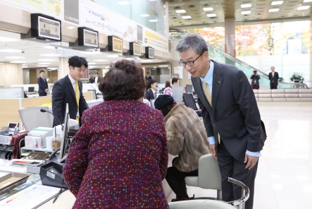 허인 은행장이 취임식 후 여의도영업부를 방문해 고객과 인사를 나누고 있는 모습(2017.11.21) / 사진제공= KB국민은행