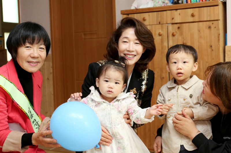 이어룡 대신금융그룹 회장이 나주의 영유아 보육시설인 이화영아원을 방문해 원생들과 기념 촬영을 하고 있다=대신금융그룹