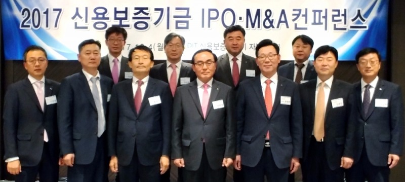 △박학양 신용보증기금 이사(앞줄 가운데)가 4일 서울 더플라자 호텔에서 개최된 IPO‧M&A 컨퍼런스에 참석해 전문기관 관계자들과 기념촬영을 하고 있다./사진=신용보증기금