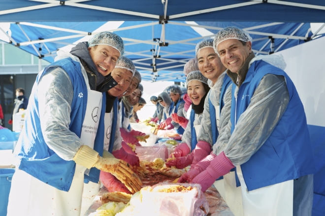 5일 메르세데스-벤츠 사회공헌위원회 디미트리스 실라키스 의장(맨 오른쪽), 메르세데스-벤츠 코리아 서비스 & 파츠 김지섭 부사장(오른쪽 두번째), 한성자동차 울프 아우스프룽 대표(맨 왼쪽)가 서울 성동장애인종합복지관을 방문해 김장 나눔 활동을 진행하고 있다. 사진=메르세데스-벤츠 .