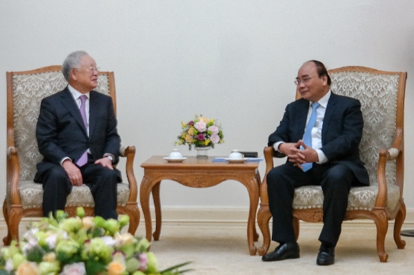 지난 6일 베트남 수상실에서 손경식 CJ 회장(좌측)이 응우엔 쑤언 푹 수상과 만나 환담을 나누고 있다. CJ그룹 제공